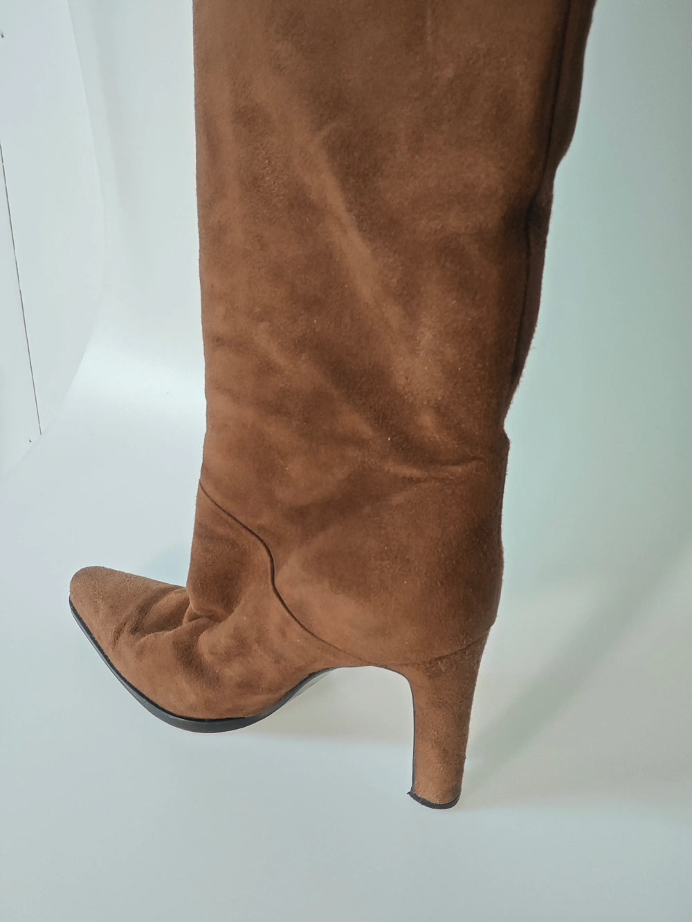 Bottes hautes en daim marron Sergio Rossi, avec talons aiguilles et bout pointu.