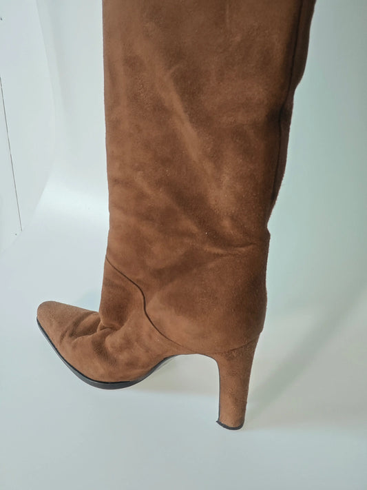 Bottes hautes en daim marron Sergio Rossi, avec talons aiguilles et bout pointu.