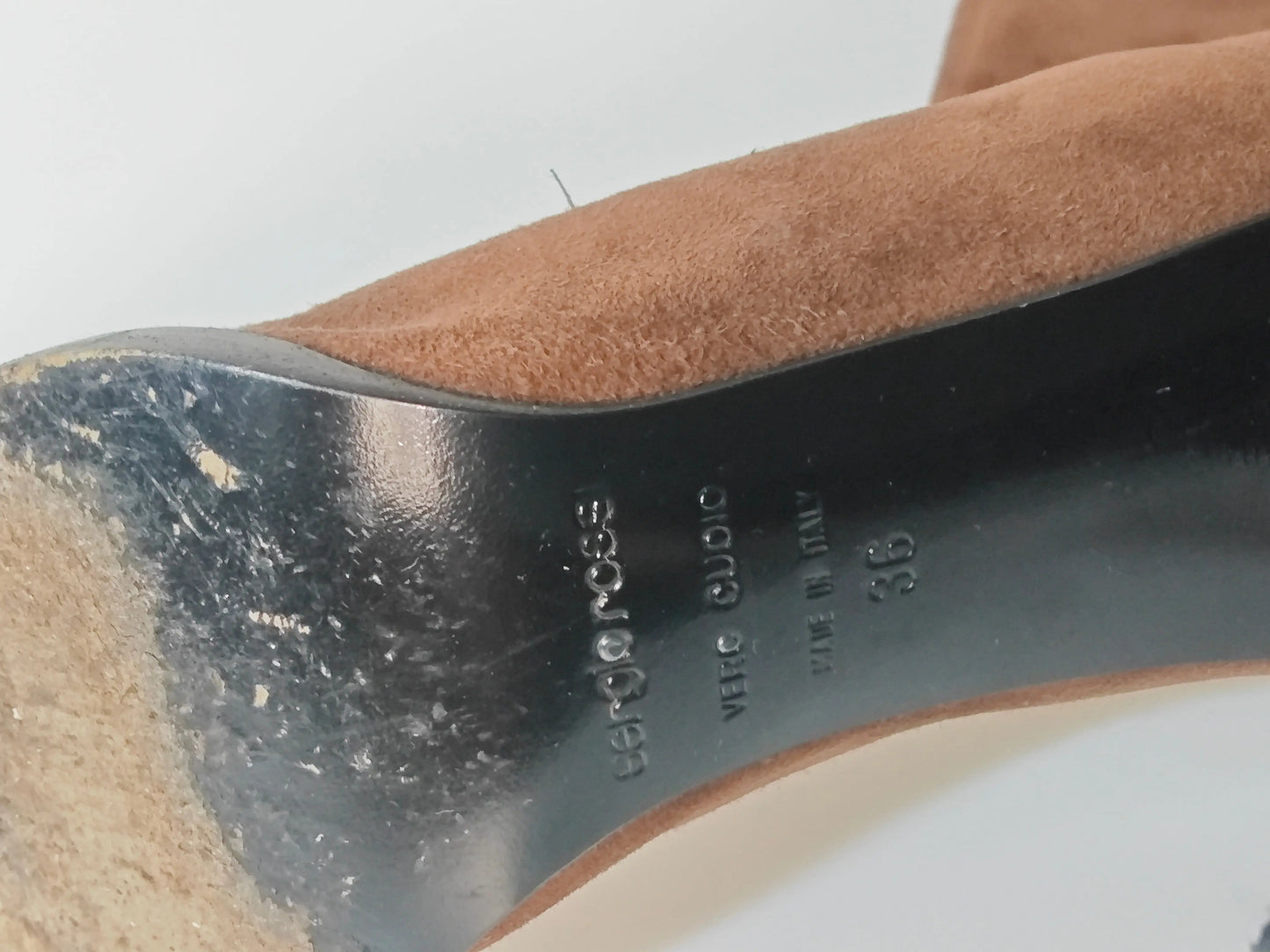 Bottes hautes en daim marron by Sergio Rossi, talon aiguille et semelle en cuir avec taille 36.