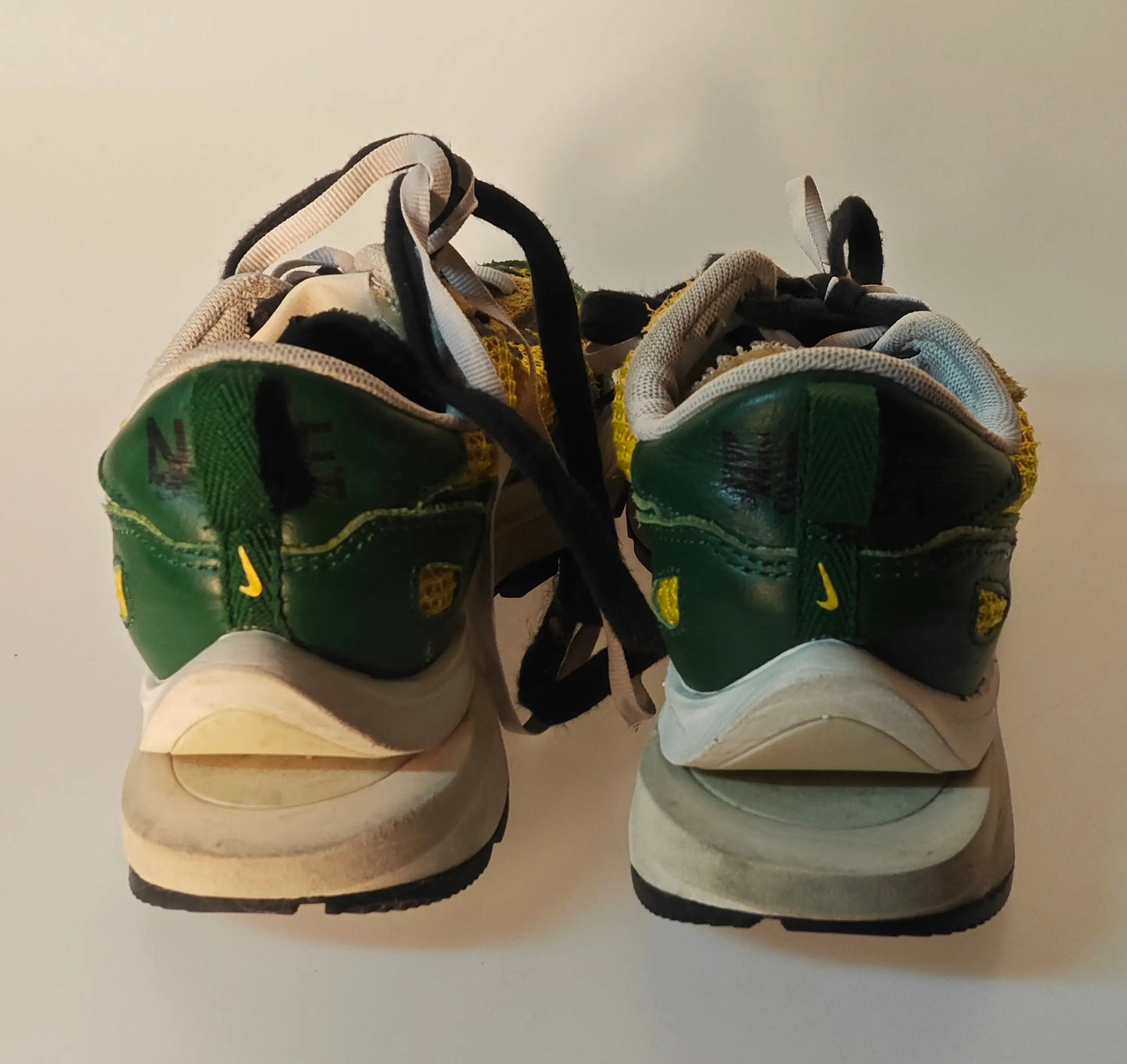 Baskets Nike VaporWaffle x Sacai vert et jaune de Nike, en lacets noirs et blancs, vue arrière.