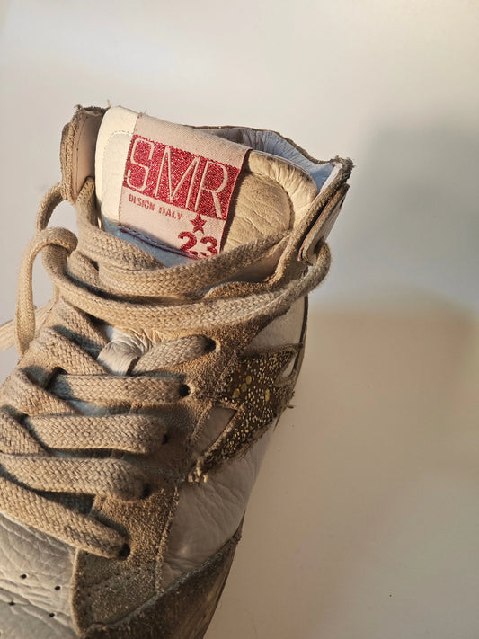 Baskets mode en cuir et daim de SMR, style vintage avec étiquette de la marque sur la languette.