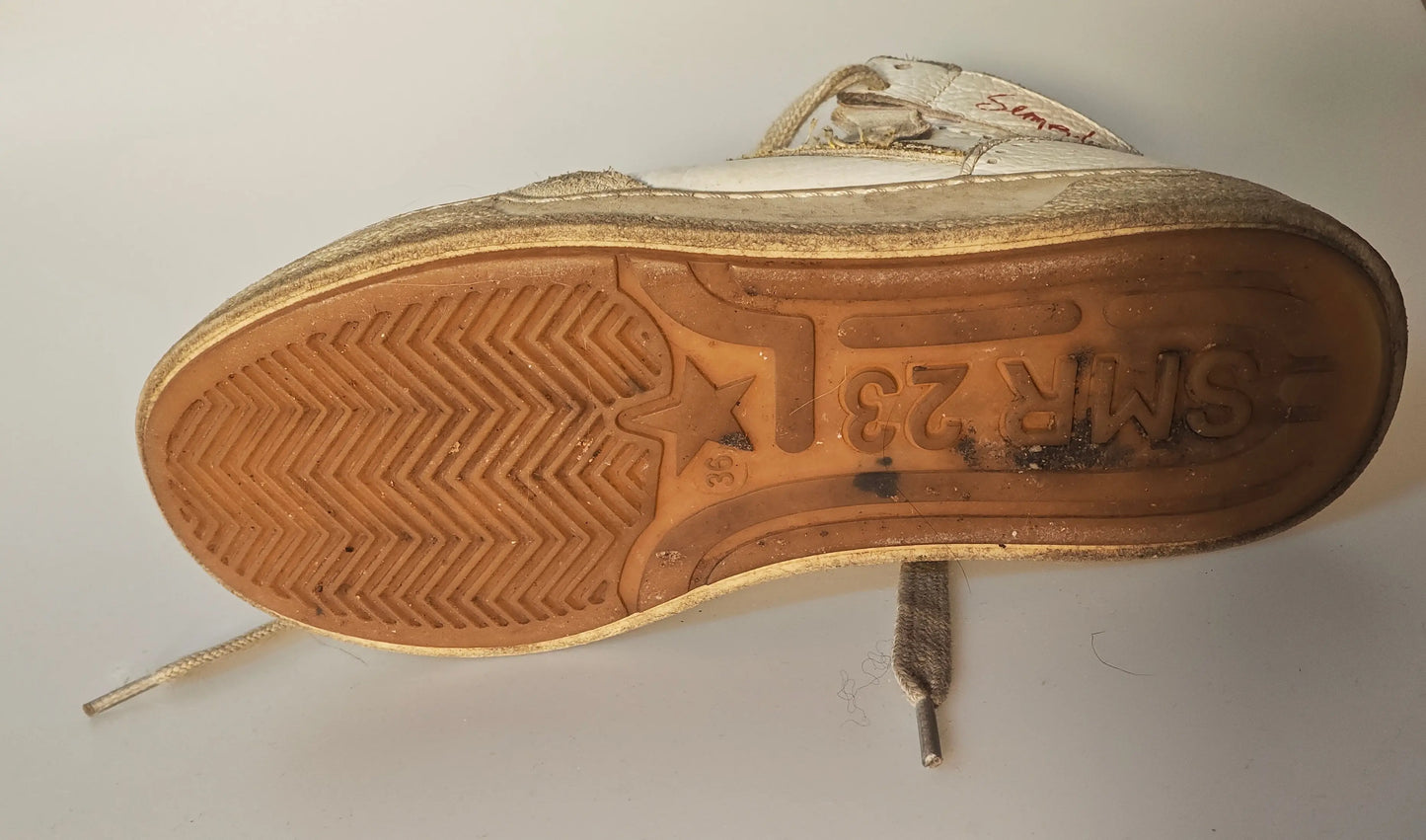 Sneakers en cuir et daim de SMR, modèle vintage pointure 36 avec semelle en caoutchouc marron.