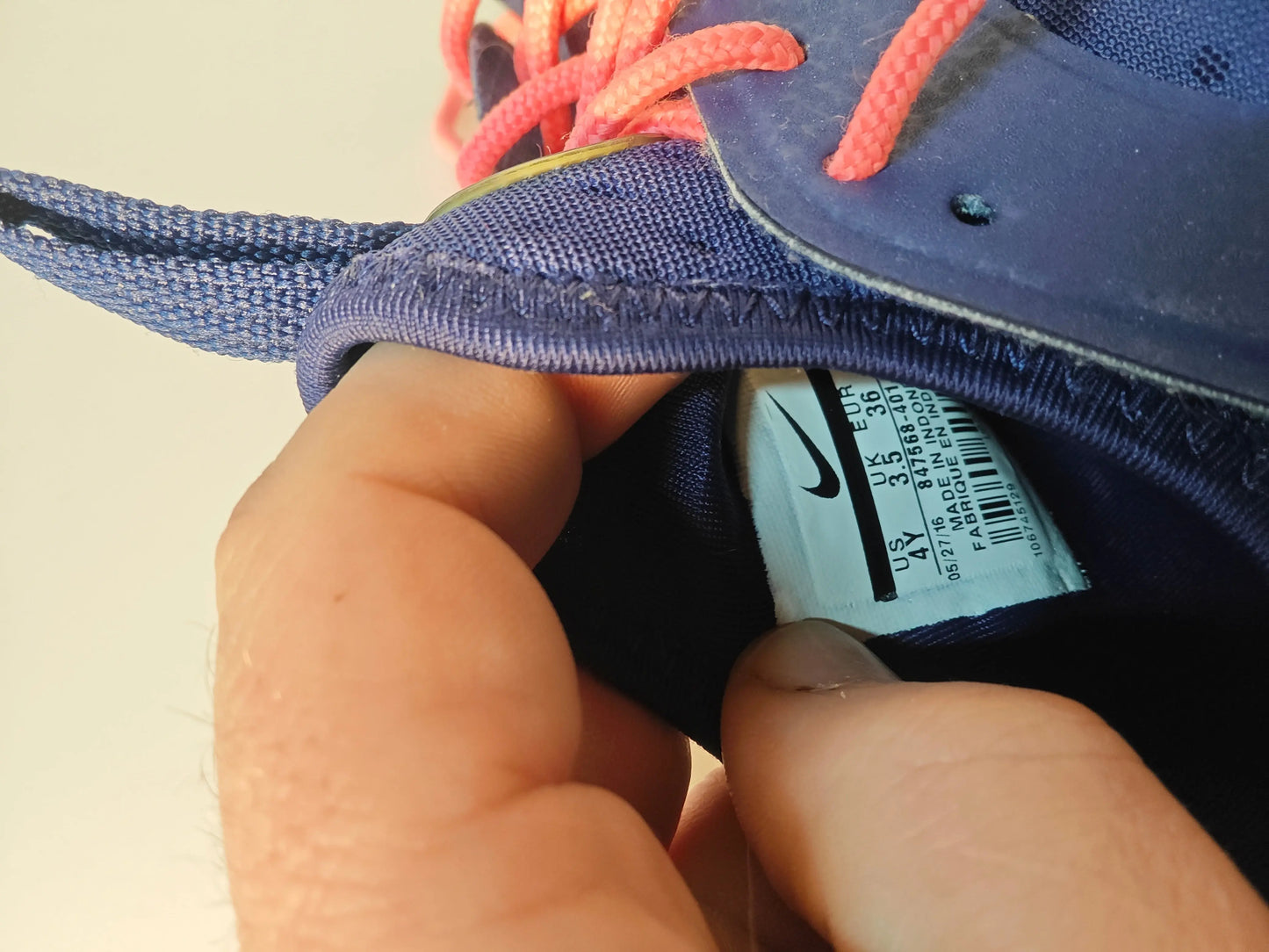 Baskets Nike Air Huarache Run GS bleu marine et rose de chez Nike, présentant une étiquette de taille.