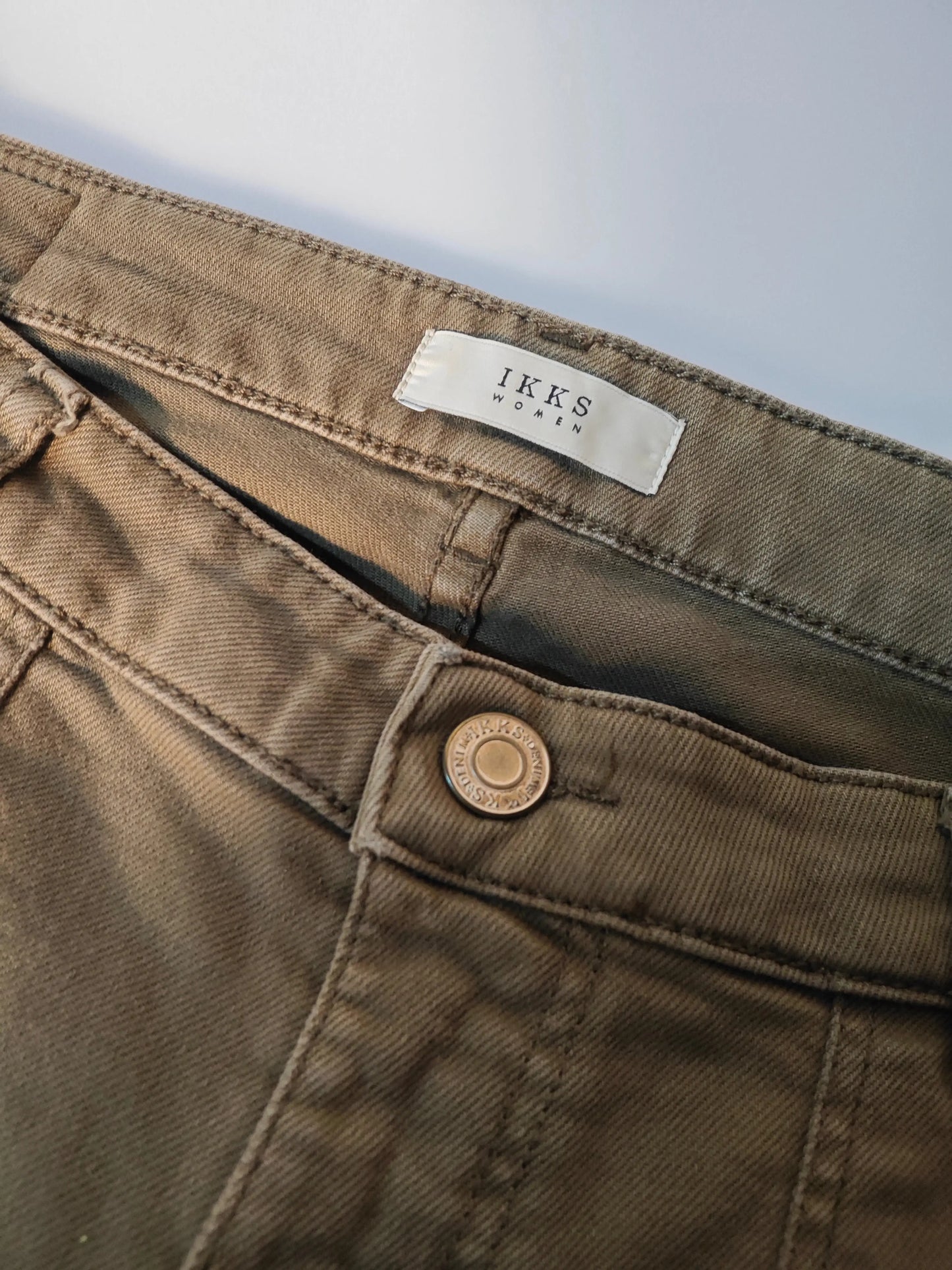 Pantalon kaki IKKS Women en coton, avec fermeture à bouton, en plan rapproché.