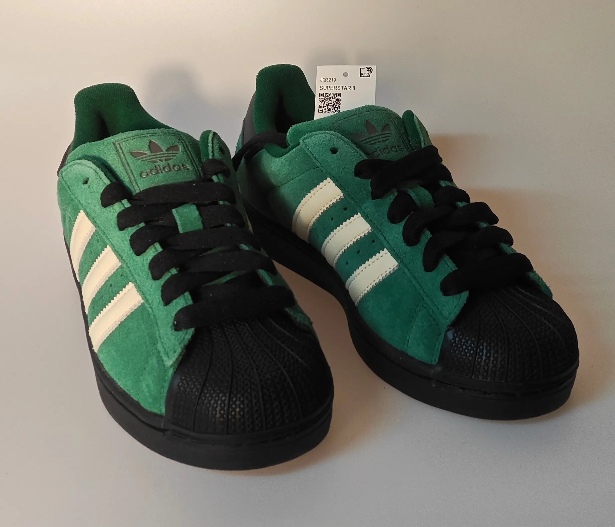 Baskets Adidas Superstar II en daim vert et noir, de Adidas, avec des lacets noirs.