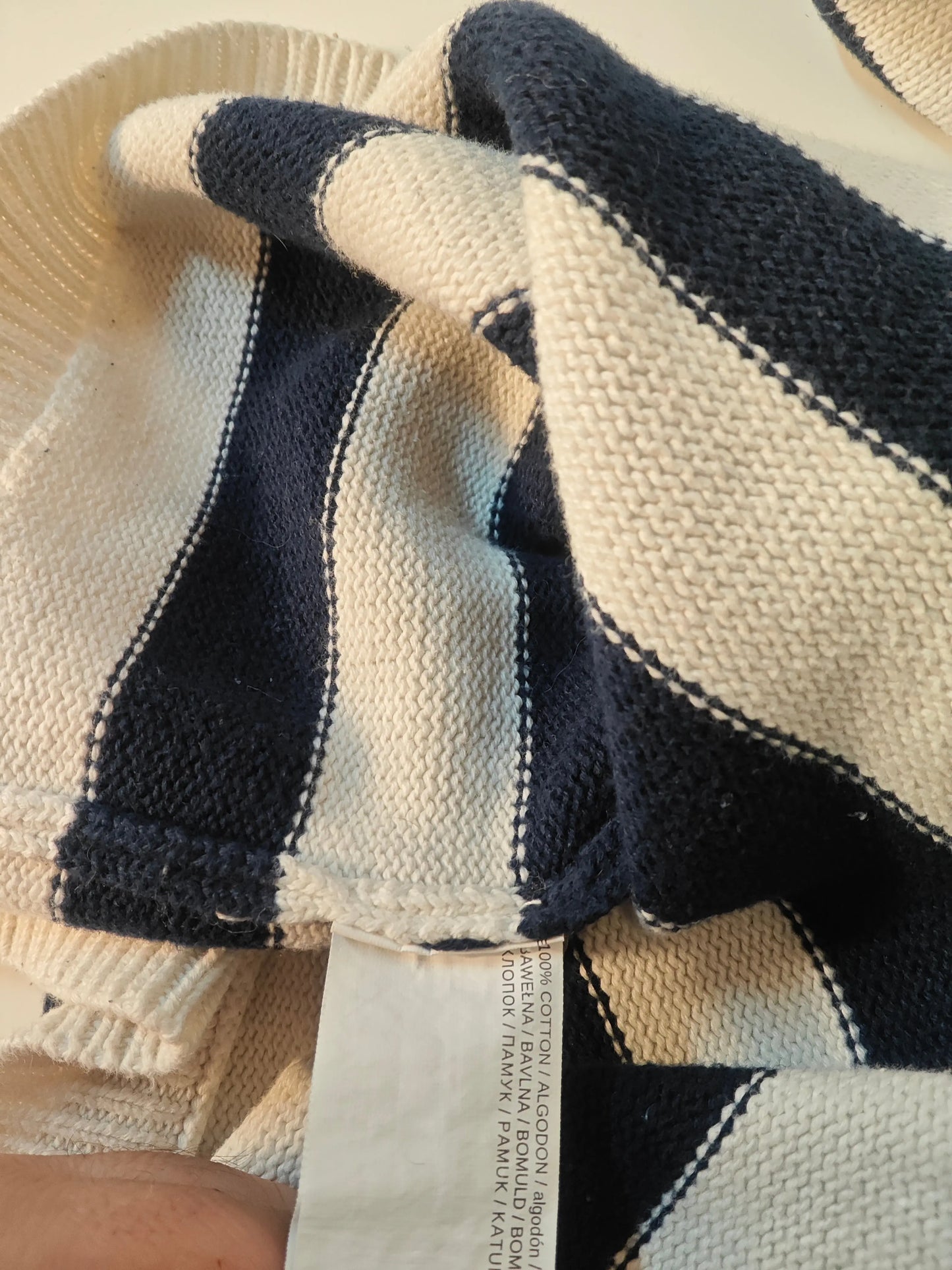 Pull rayé en coton, de Mango, avec des rayures blanches et marine.