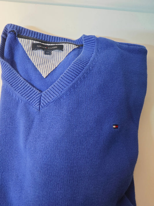 Pull bleu en maille, de Tommy Hilfiger, avec un col en V et un logo subtil sur le côté.