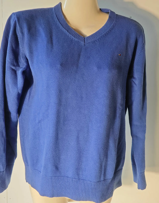 Pull bleu à col en V de Tommy Hilfiger, en tricot fin, sur un mannequin.