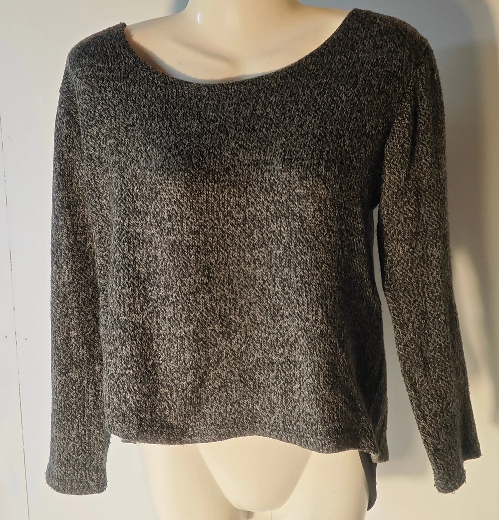 Top sympa gris chiné, taille S de Upstyle Destock, avec manches longues et encolure bateau sur un mannequin.