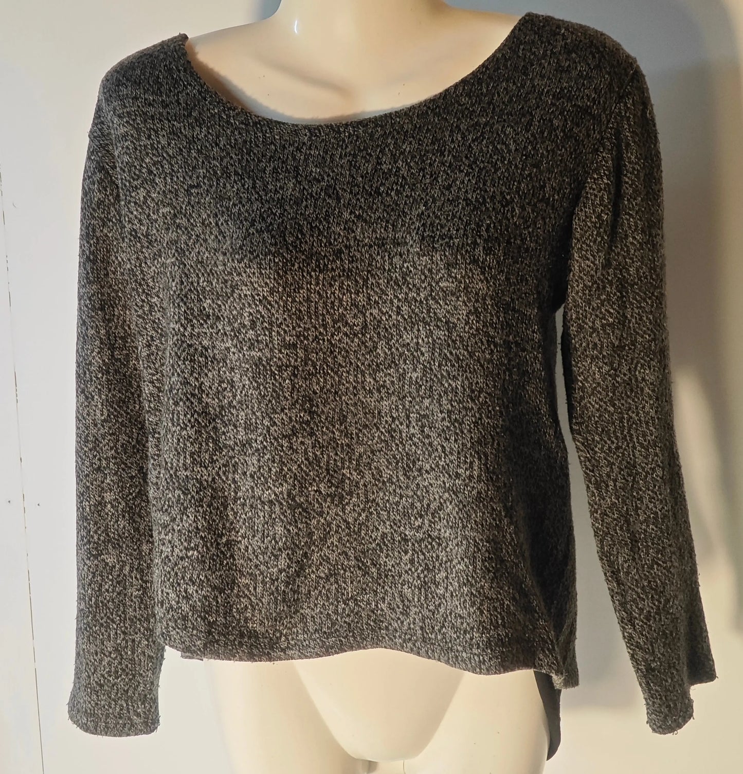 Top sympa gris chiné, taille S de Upstyle Destock, avec manches longues et encolure bateau sur un mannequin.