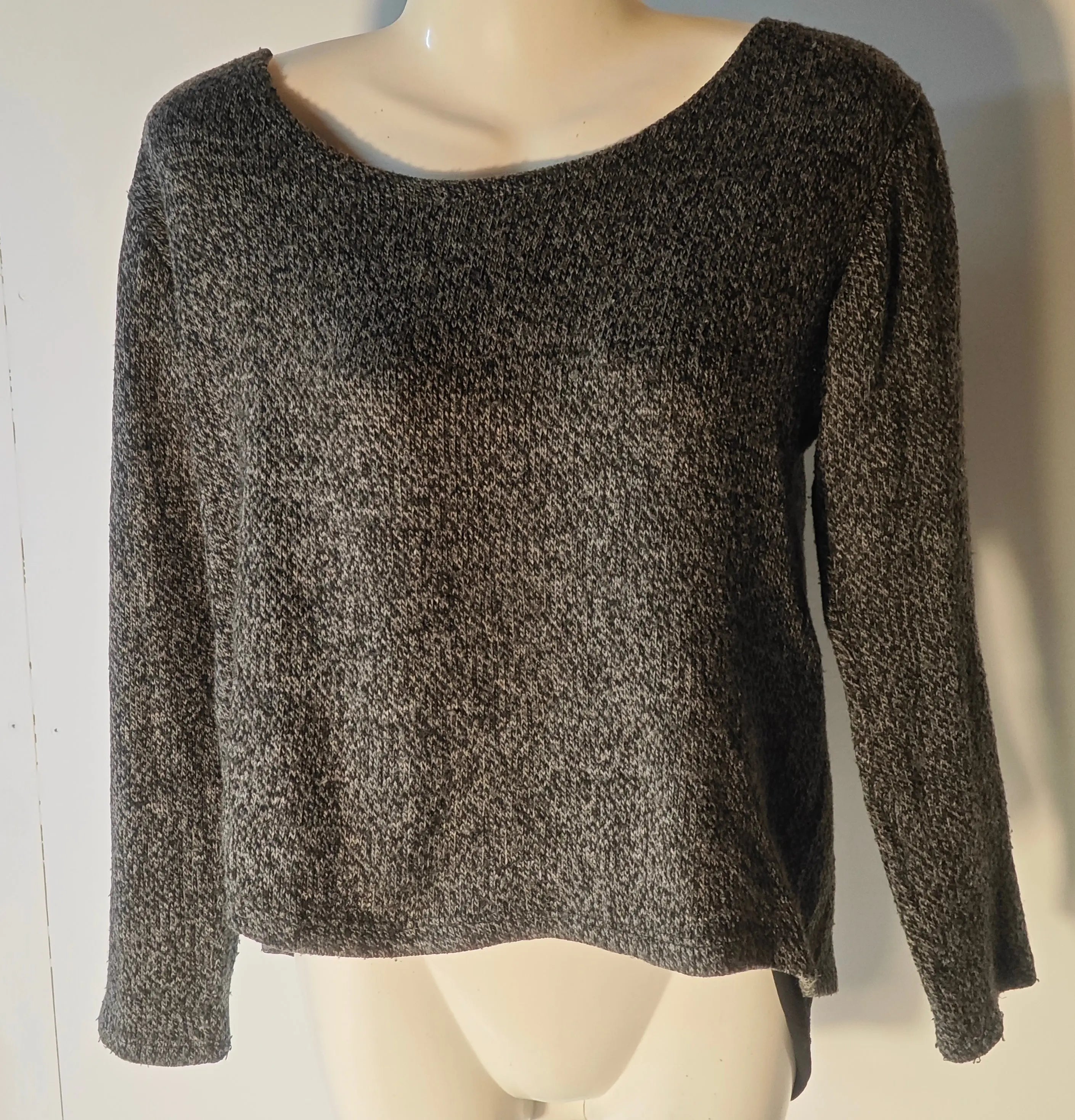 Top sympa gris chiné, taille S de Upstyle Destock, avec manches longues et encolure bateau sur un mannequin.