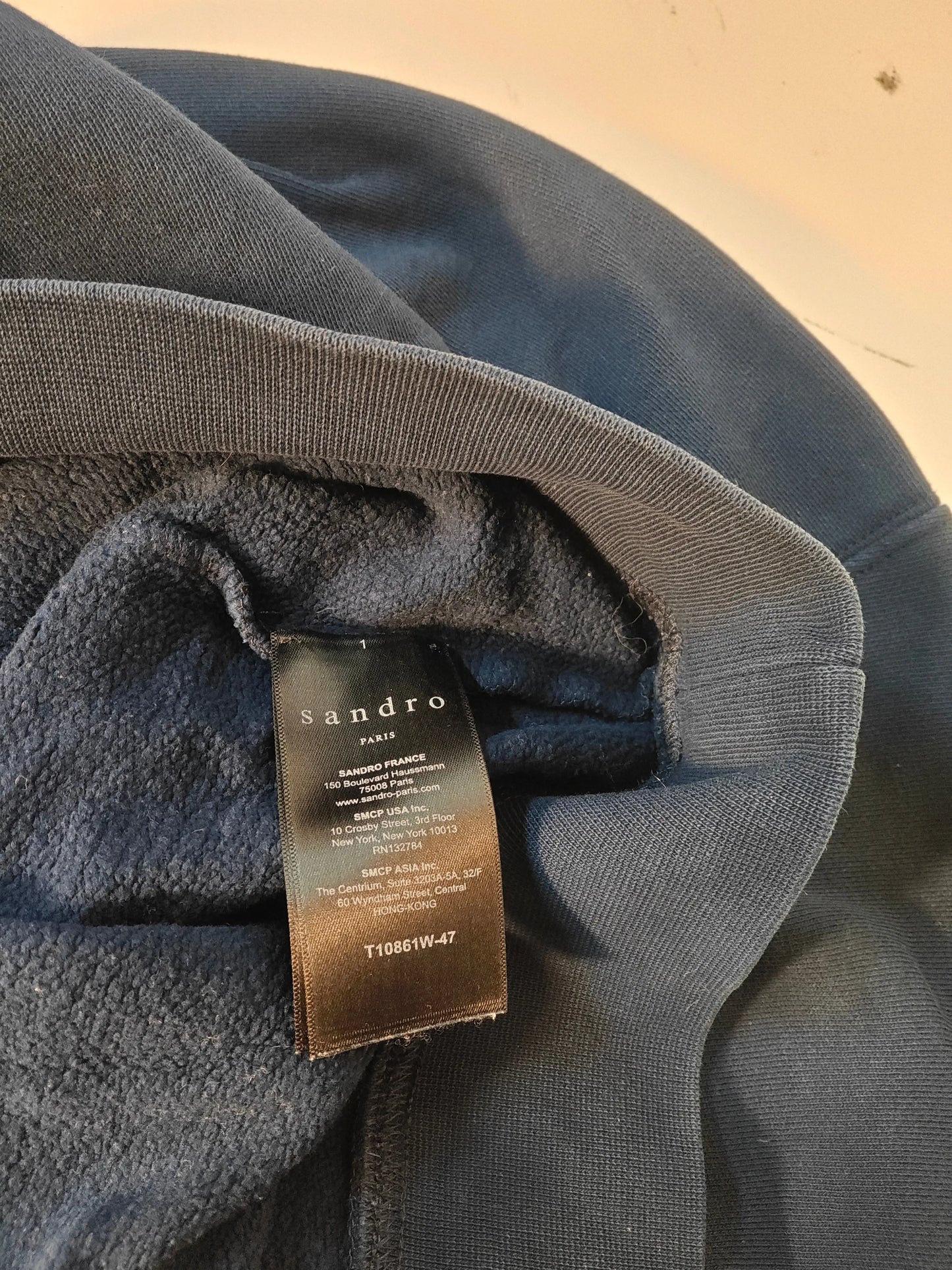 Sweat bleu marine de Sandro, avec étiquette de la marque visible, en tissu molletonné doux.
