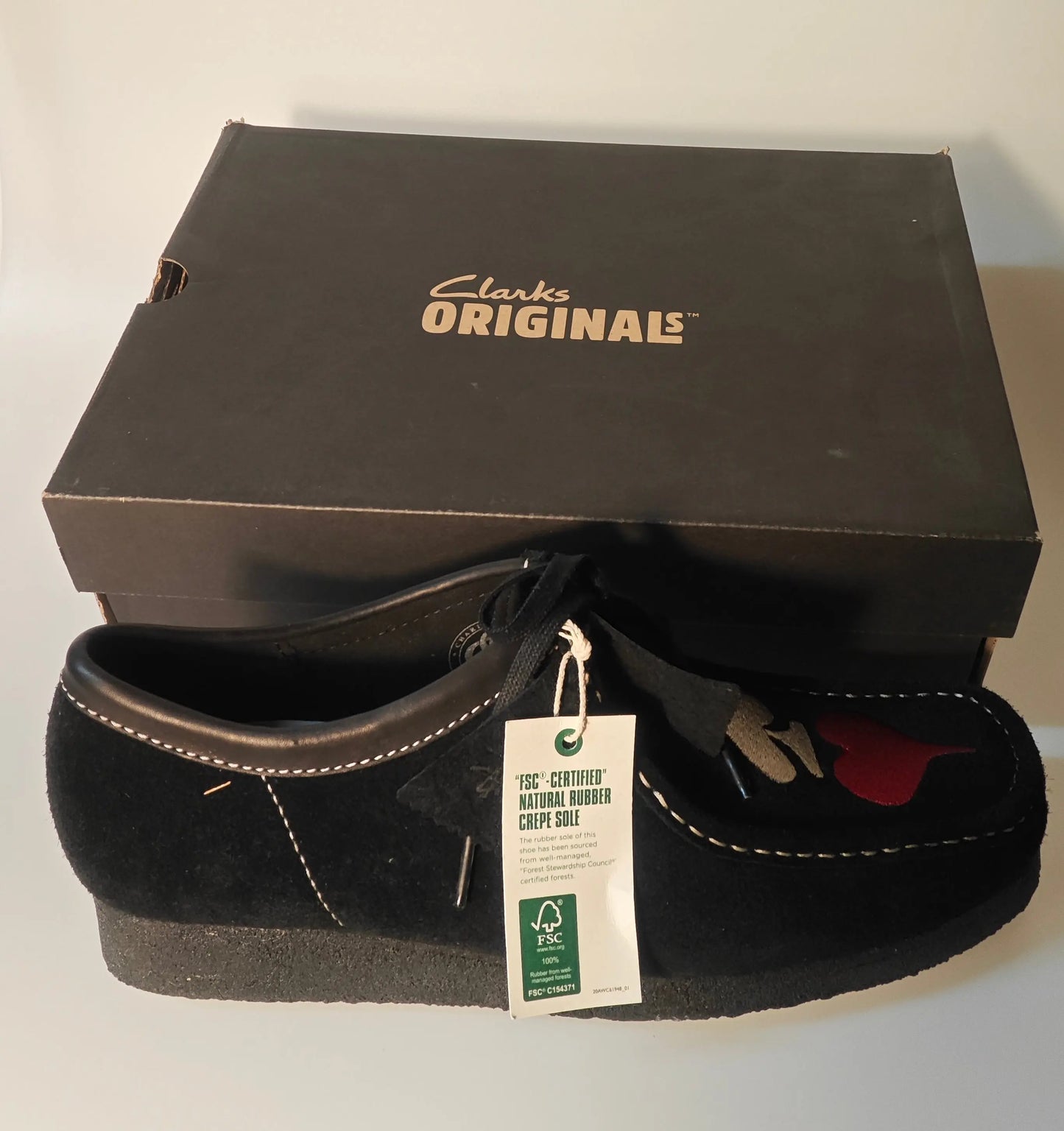 Clarks Originals Wallabee – Black Embroidery (T.47) Clarks