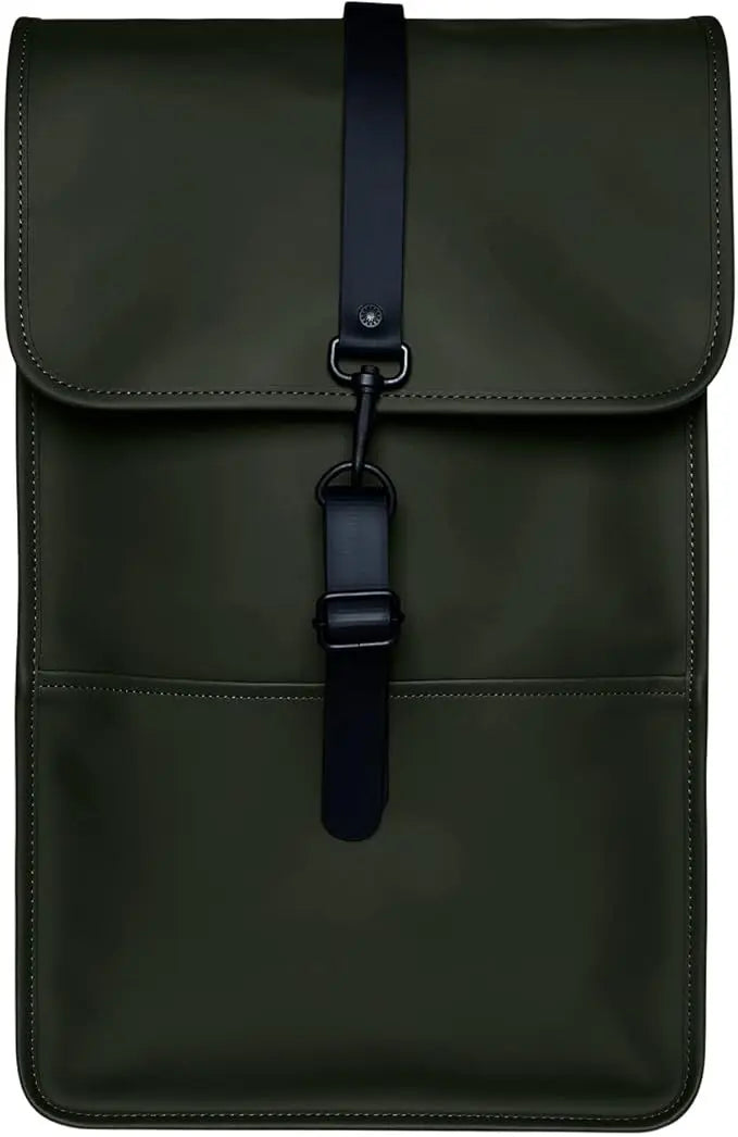 Sac à dos vert grand modèle de Rains, avec une fermeture à boucle noire sur le devant.