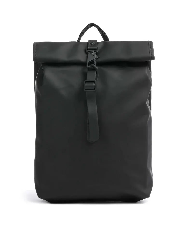Sac à dos noir à enroulement de Rains, avec une fermeture à clip et une sangle réglable.