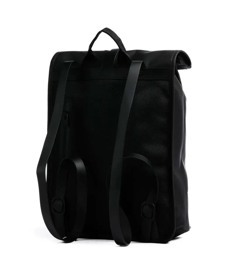 Sac à dos noir de Rains, avec des bretelles réglables et une poignée de transport sur le dessus.