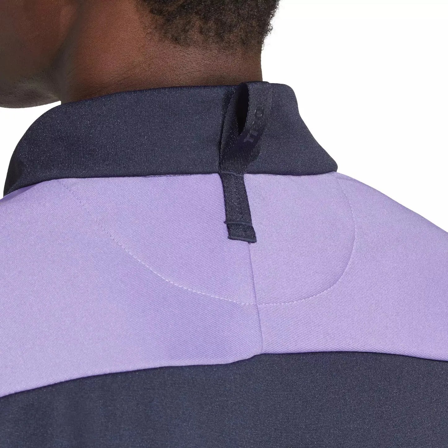 Veste de survêtement violette et marine Adidas, avec fermeture zippée au col montant.