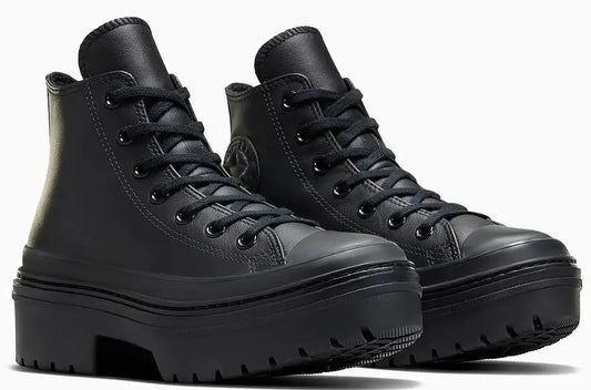 Baskets montantes noires à plateforme Converse avec lacets noirs et semelle crantée.