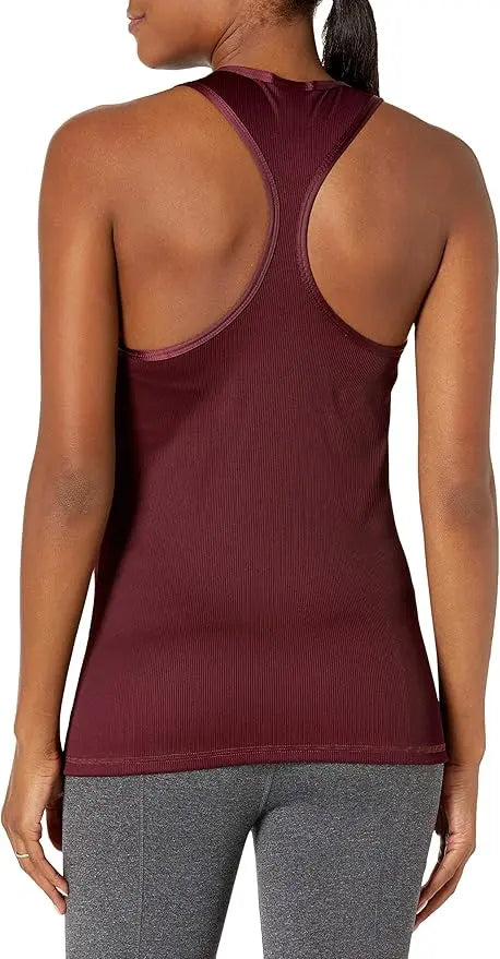 Débardeur de maternité bordeaux by Reebok, dos nageur, texture côtelée, porté avec un legging gris.