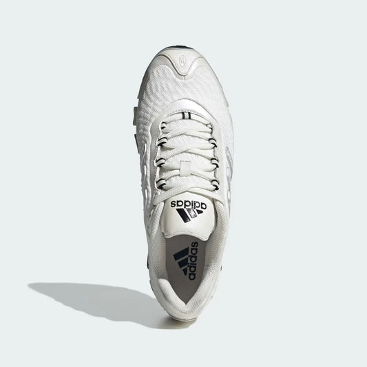 Chaussure de sport blanche Adidas avec lacets noirs et logo sur la languette.