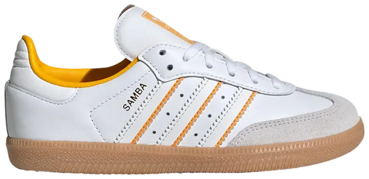 Chaussure de sport blanche en cuir par Adidas, avec trois rayures orange et semelle marron.