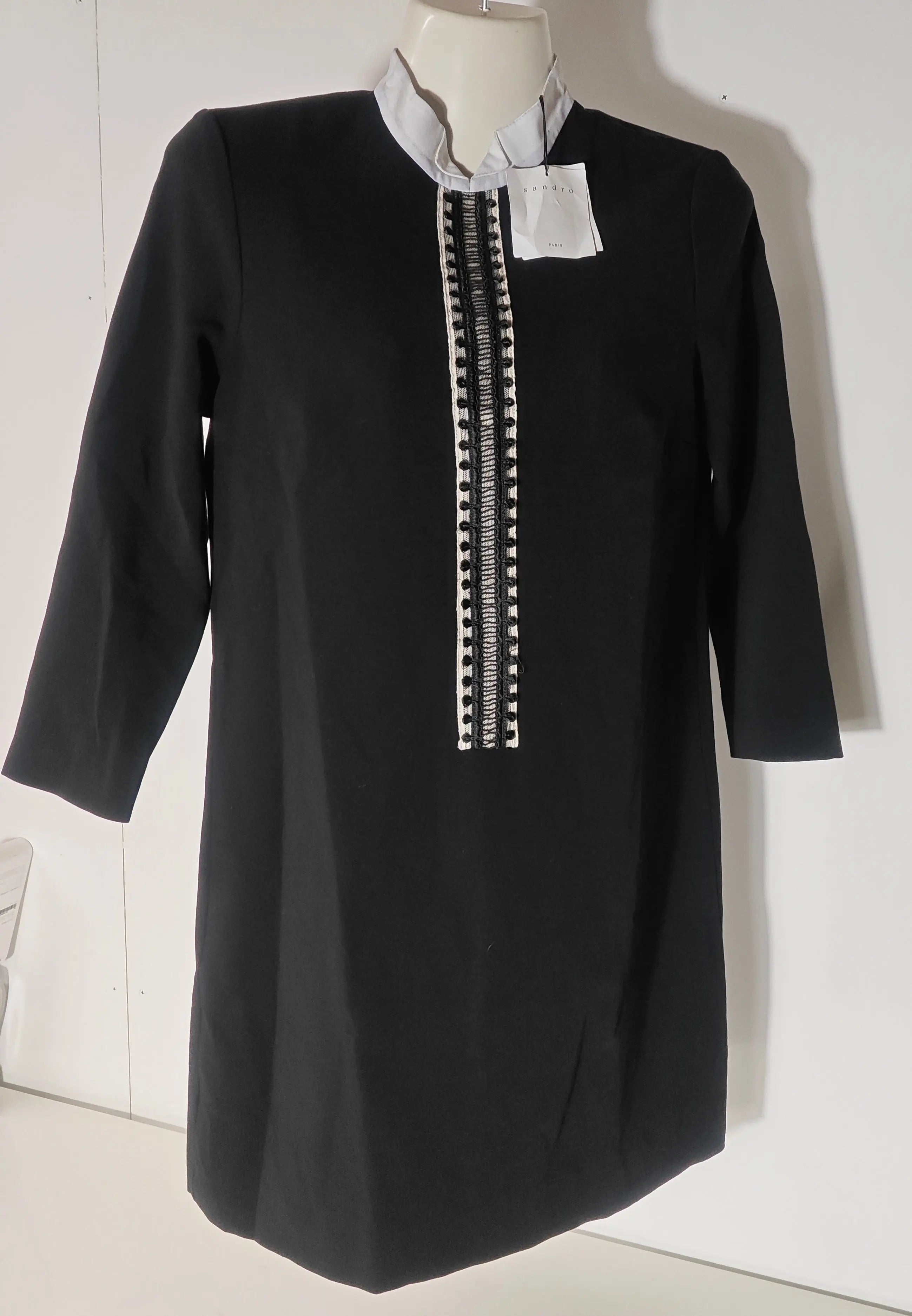 Robe Sandro Paris – noire avec col blanc Sandro