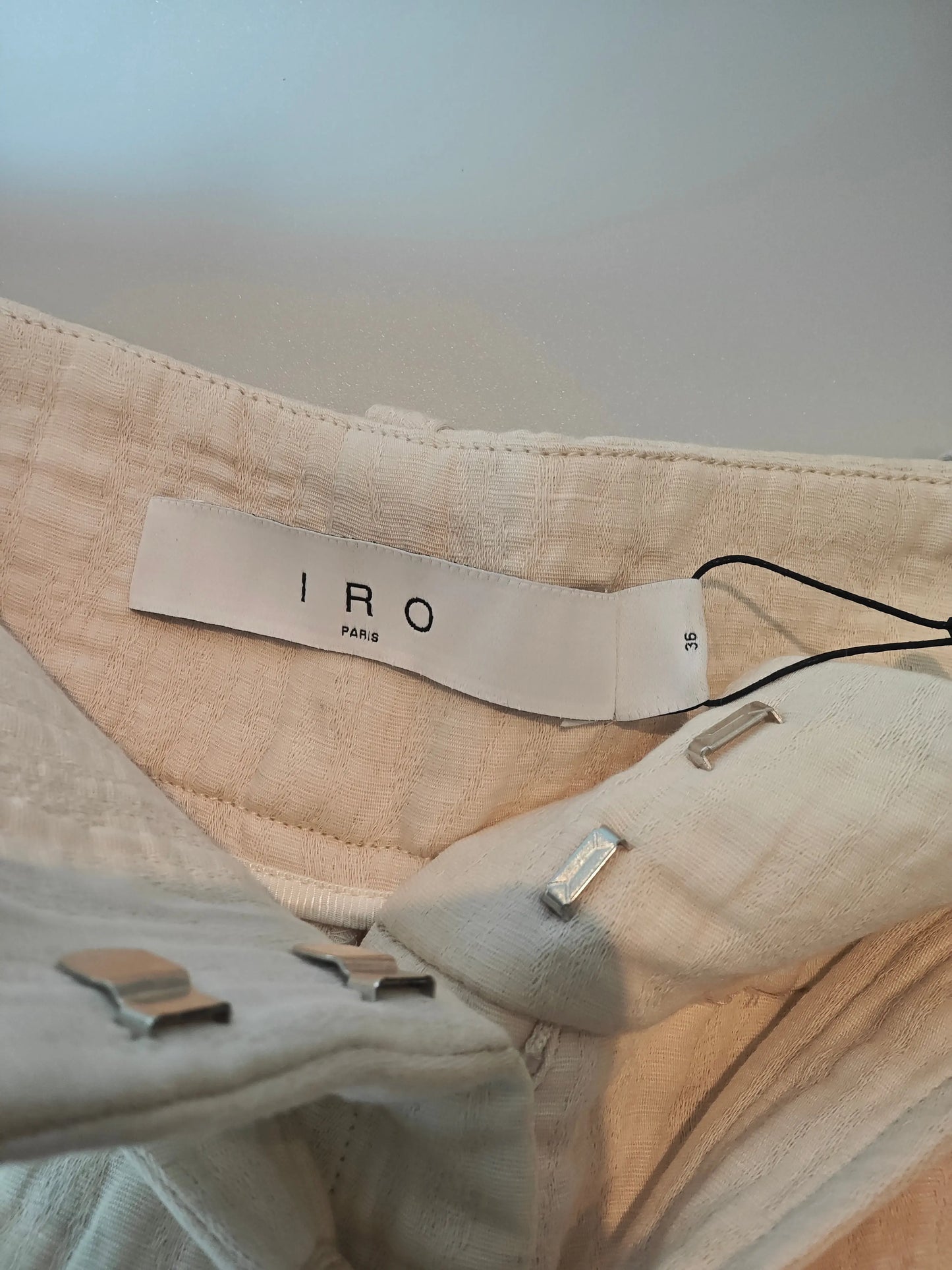Magnifique pantalon IRO Paris modèle Artura, neuf avec étiquette, dans un très joli coloris crème / écru IRO