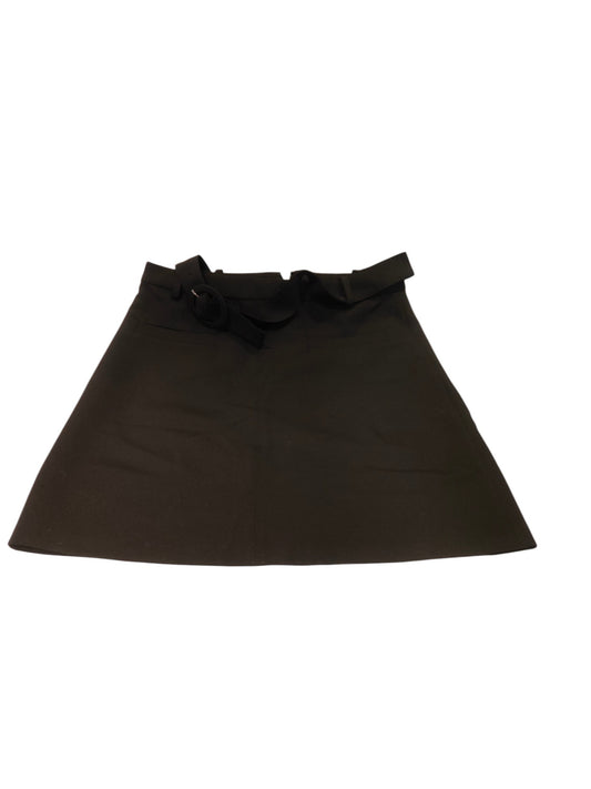 Jupe noire évasée avec ceinture à boucle chic et élégante