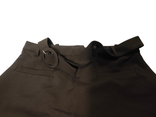 Jupe noire évasée avec ceinture à boucle chic et élégante