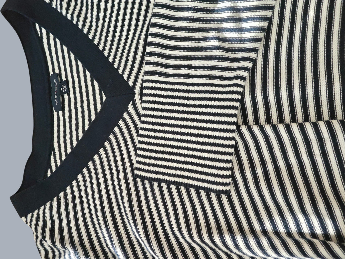 Pull Tommy Hilfiger marinière noir/blanc – col V – taille M SECONDE MAIN