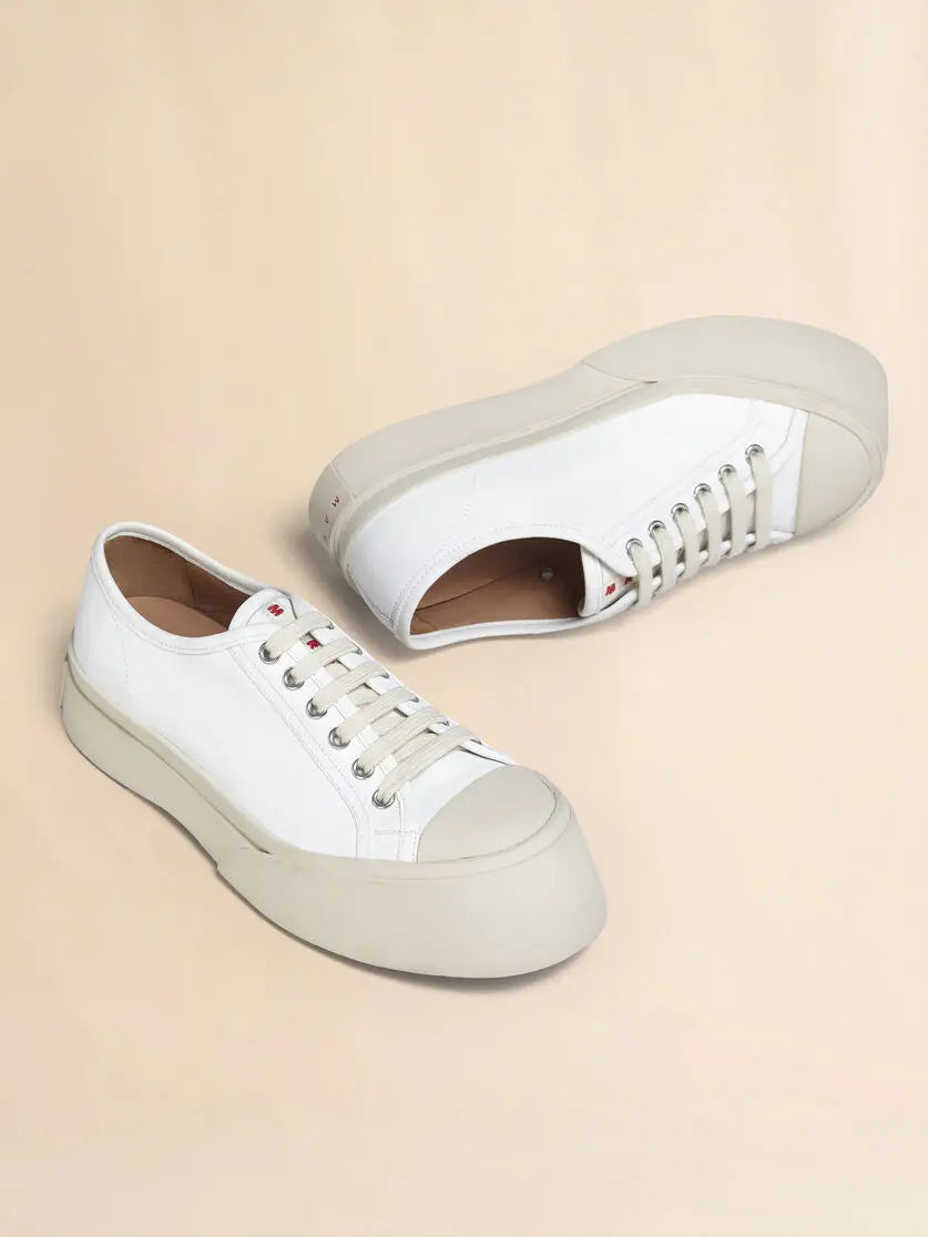 Baskets Marni Pablo en cuir nappa blanc de Marni, avec semelle épaisse ton sur ton et détails rouges.