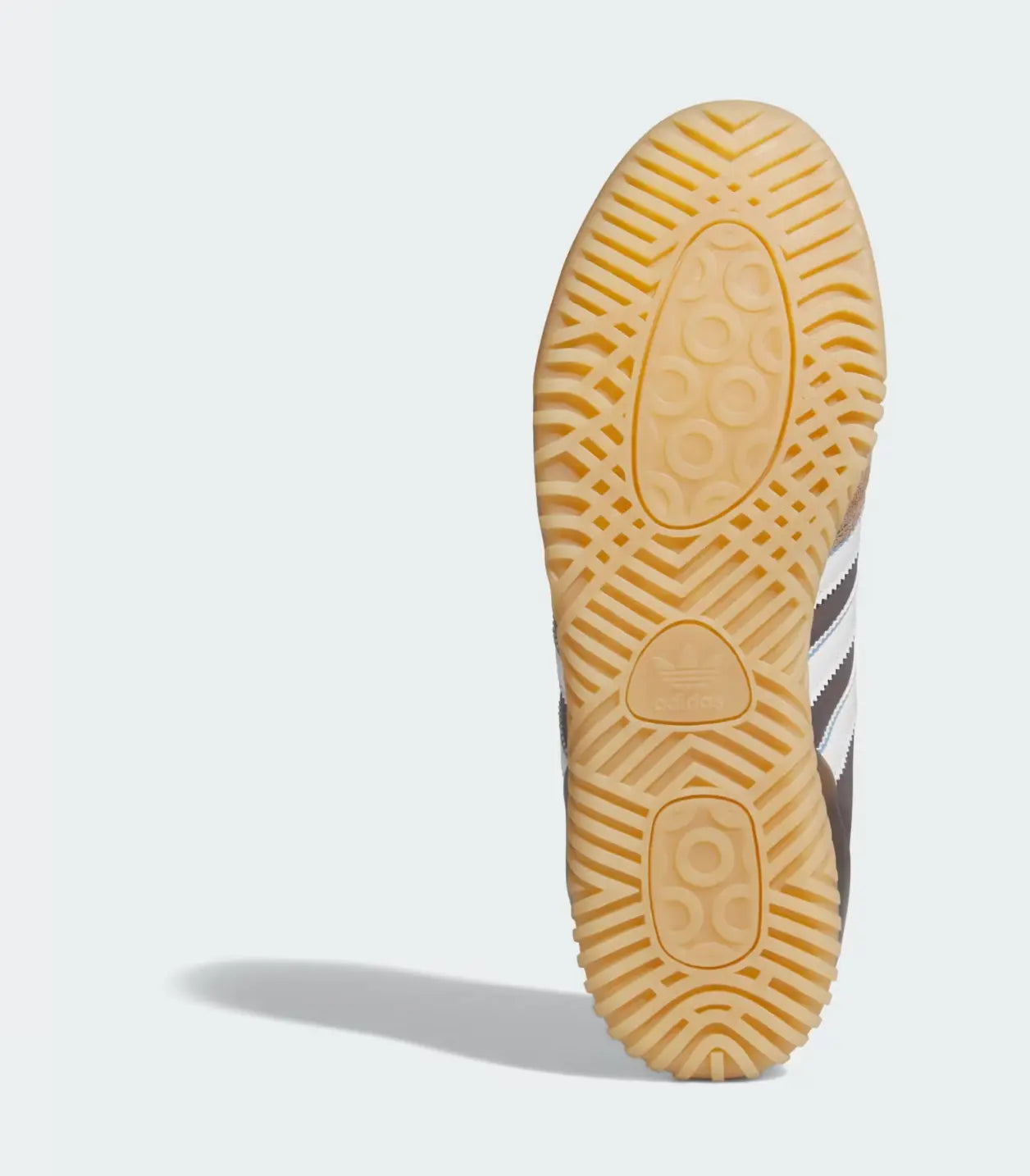Semelle de chaussure de sport couleur gomme par Adidas, avec motif à chevrons.