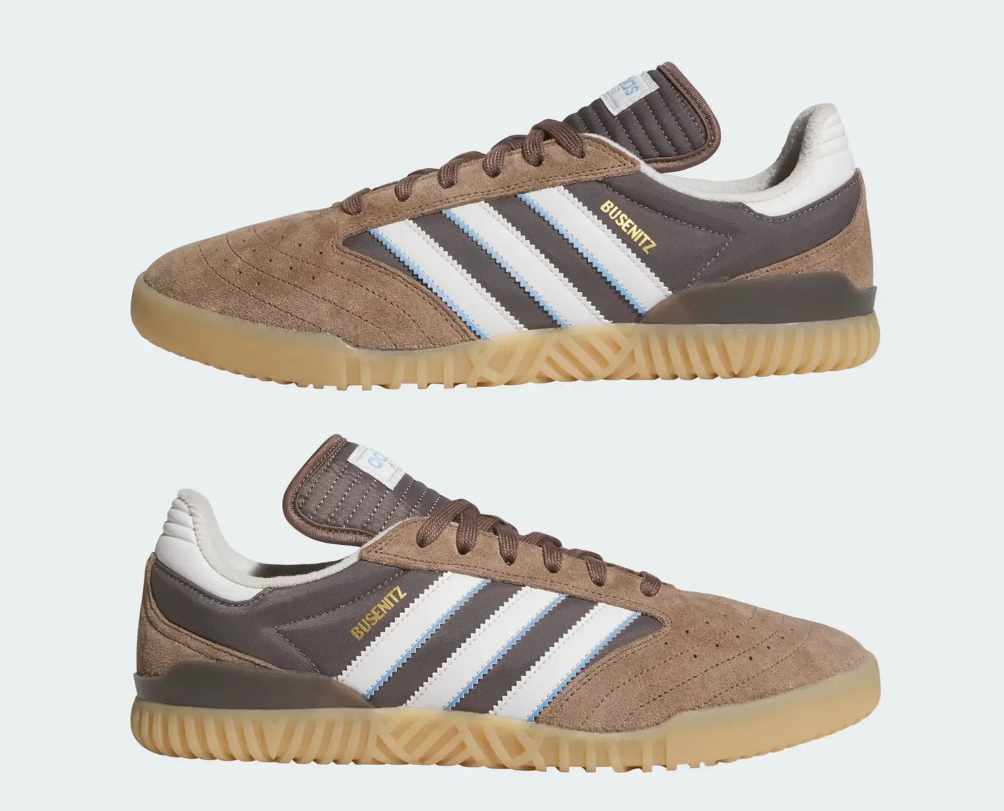 Baskets marron et blanc en daim par Adidas, avec trois bandes et semelle de couleur gomme.