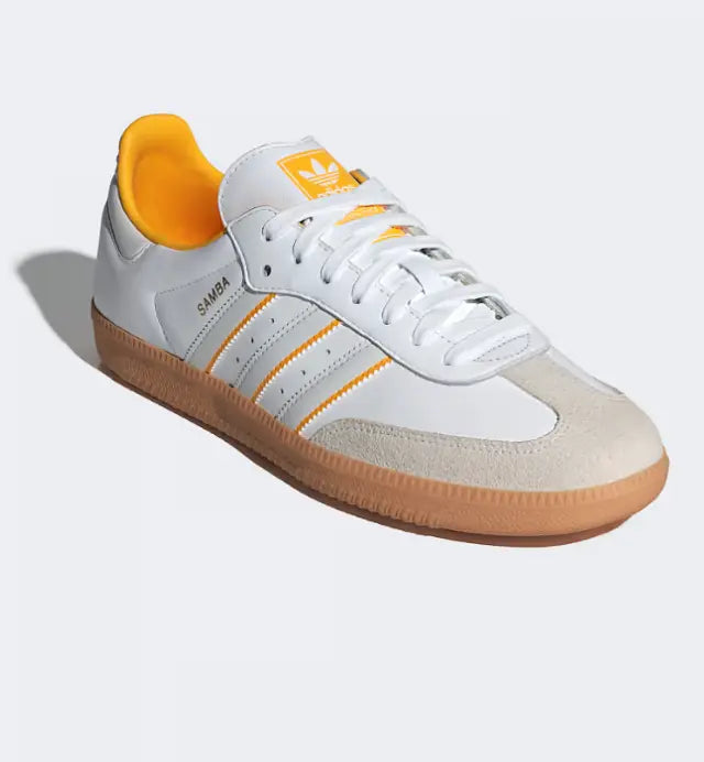 Baskets Samba OG blanches et jaunes de Adidas, avec semelle en gomme couleur caramel.