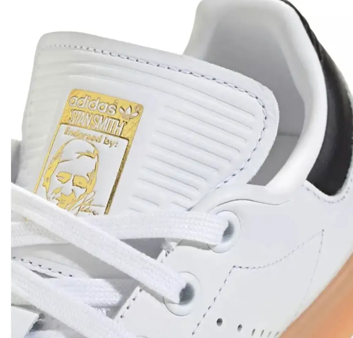Basket Stan Smith en cuir blanc par Adidas, avec un logo doré et une semelle en gomme.