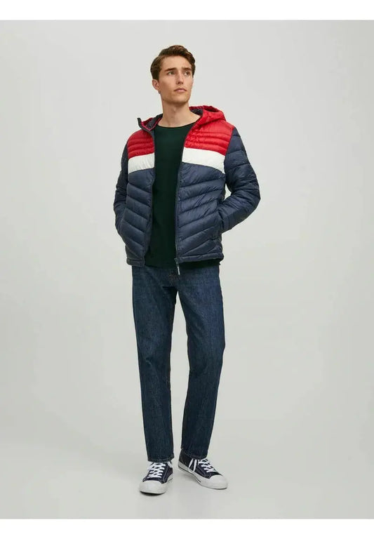 Veste d'hiver bleu marine by Jack & Jones, à capuche, avec des bandes rouge et blanche.