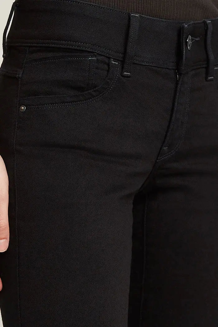 Jean noir moulant de Kookai, avec détail de poche et passants de ceinture, style décontracté.