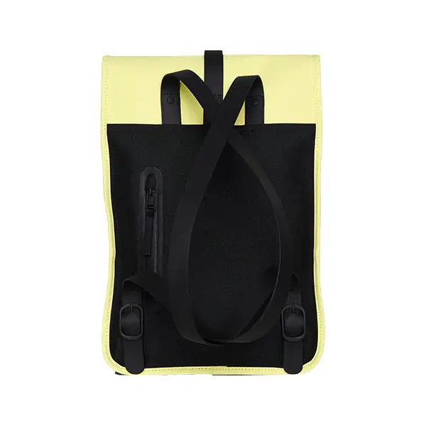 Sac à dos jaune pastel de Rains, avec des bretelles noires et une poche zippée.
