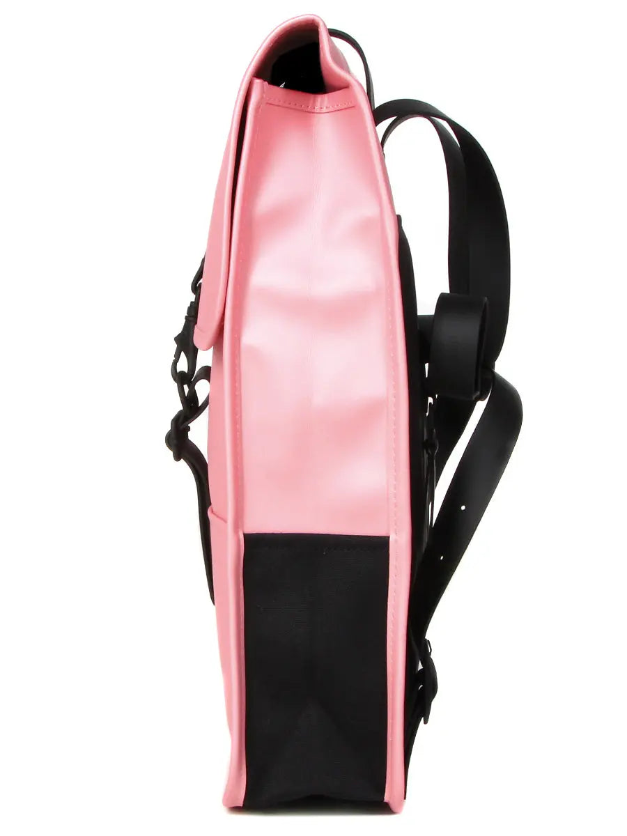 Mini sac à dos rose de Rains, avec des bretelles noires et un empiècement noir sur le bas.