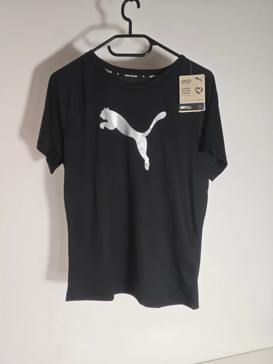 T-shirt noir de Nike, orné d'un grand logo argenté sur le devant, suspendu à un cintre.