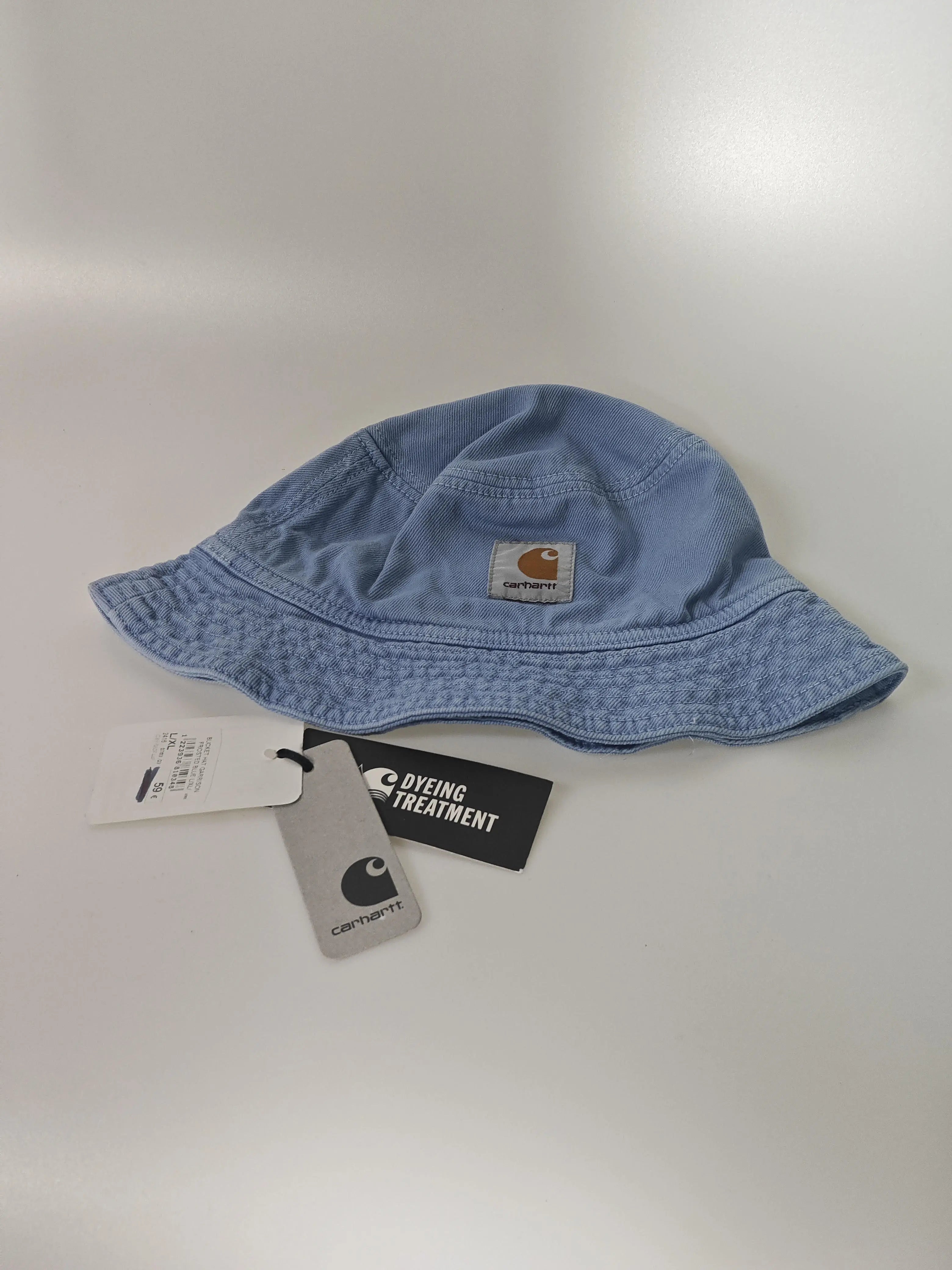 Bob en coton bleu clair stone dyed de Carhartt, avec étiquettes et logo.