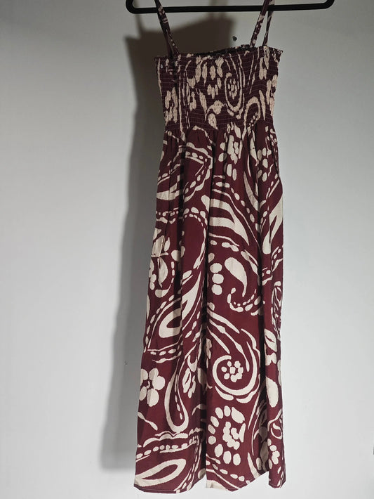 Robe taille unique bordeaux et beige d'Upstyle Destock, avec un imprimé cachemire all-over, suspendue à un cintre.