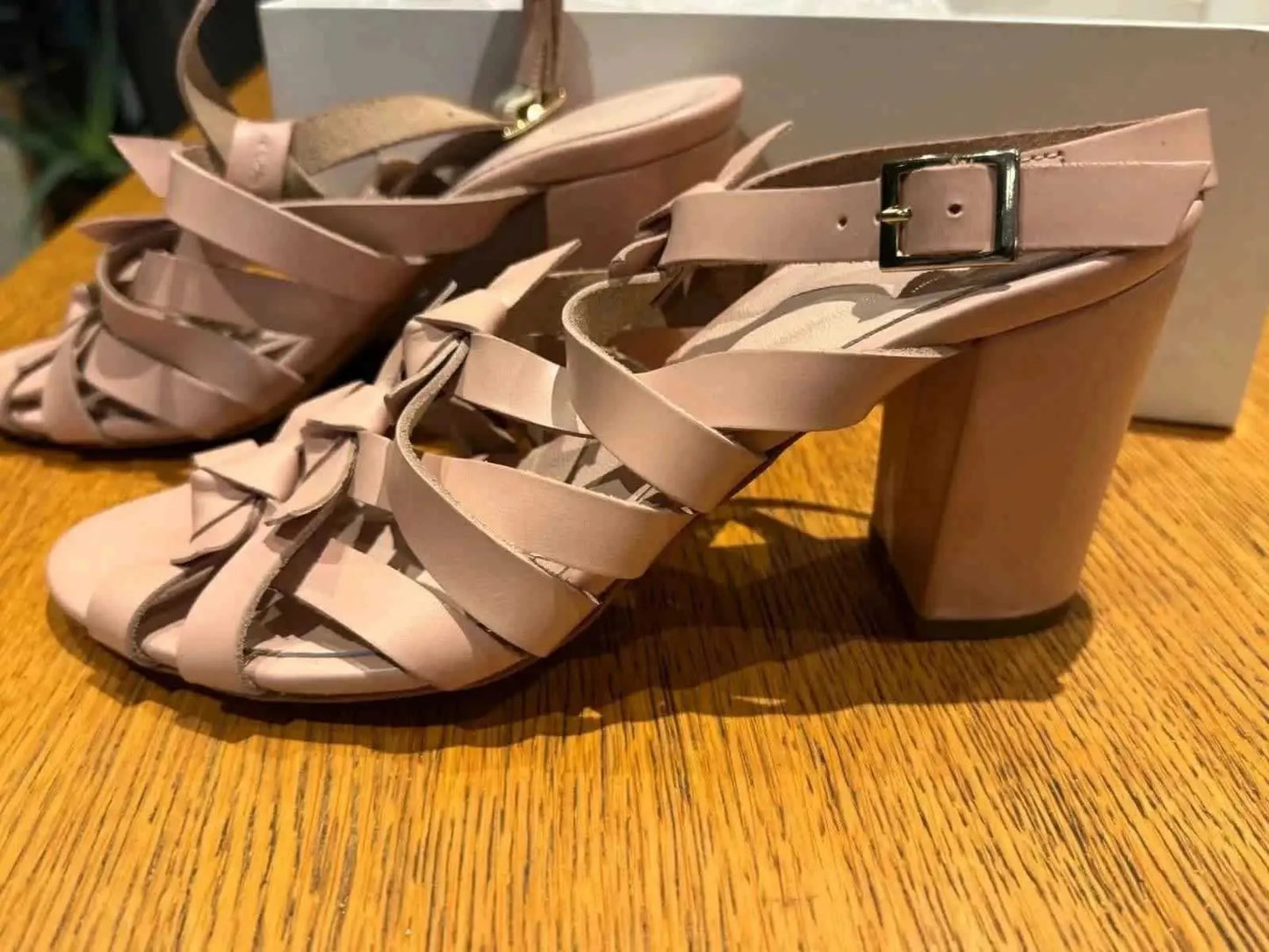 Sandales à talons en cuir rose poudré de Claudie Pierlot, à brides multiples et boucle dorée.