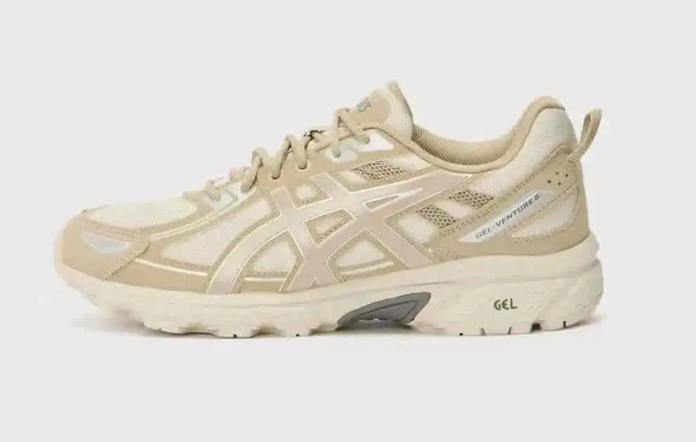 Chaussure de course beige, Asics Gel-Venture 6, en vue latérale avec détails gris sur la semelle.