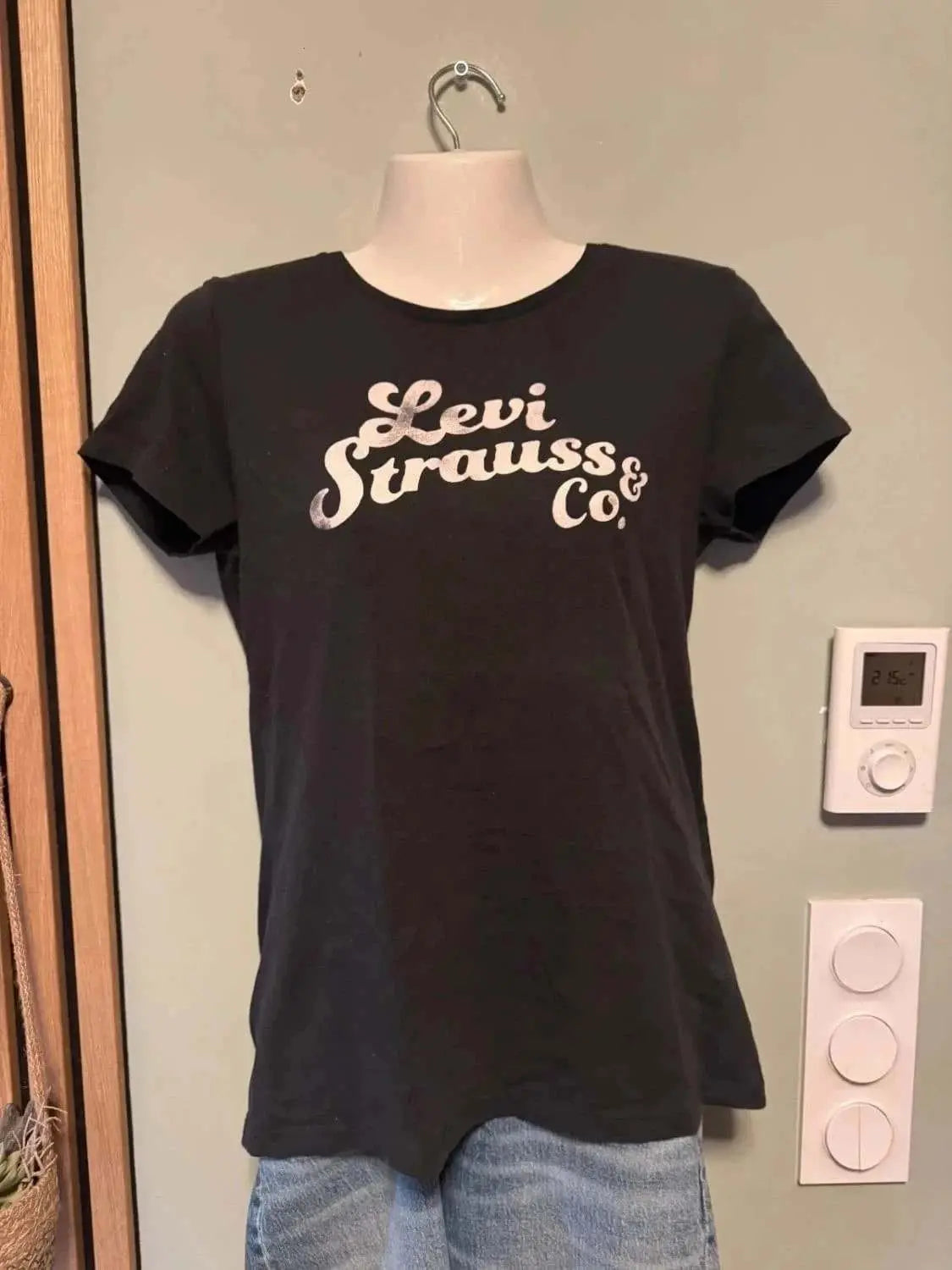 T-shirt noir à logo vintage de Levi's sur un mannequin, porté avec un jean.