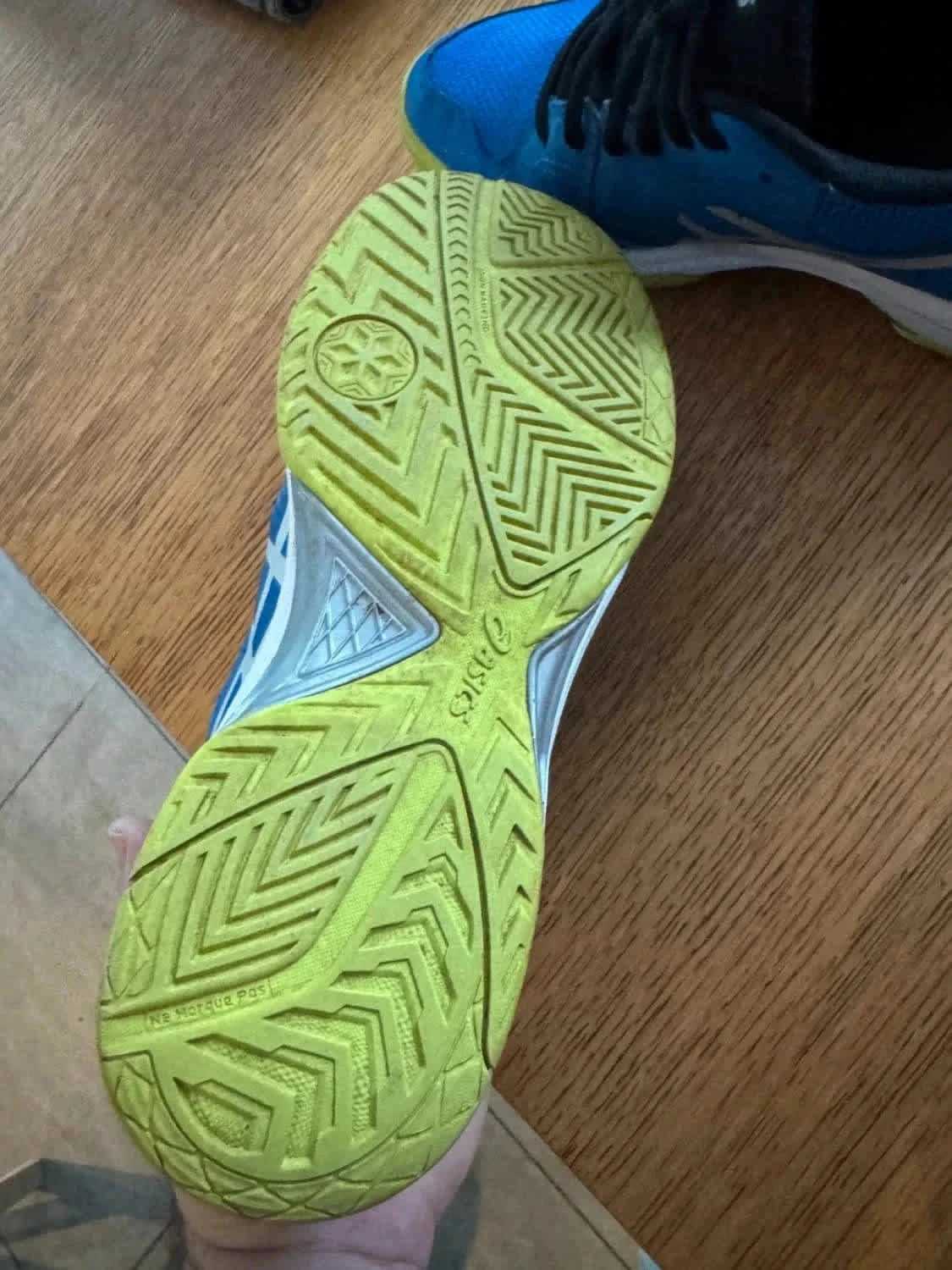 Chaussure de sport de seconde main, semelle jaune et motifs de texture, par ASICS.
