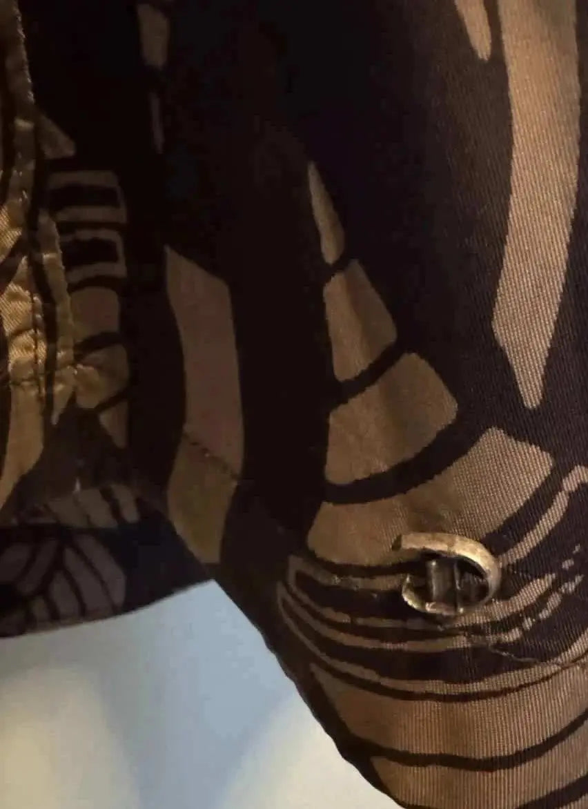 Robe imprimée de Diesel, avec un motif abstrait marron et noir, et un détail de bouton métallique.