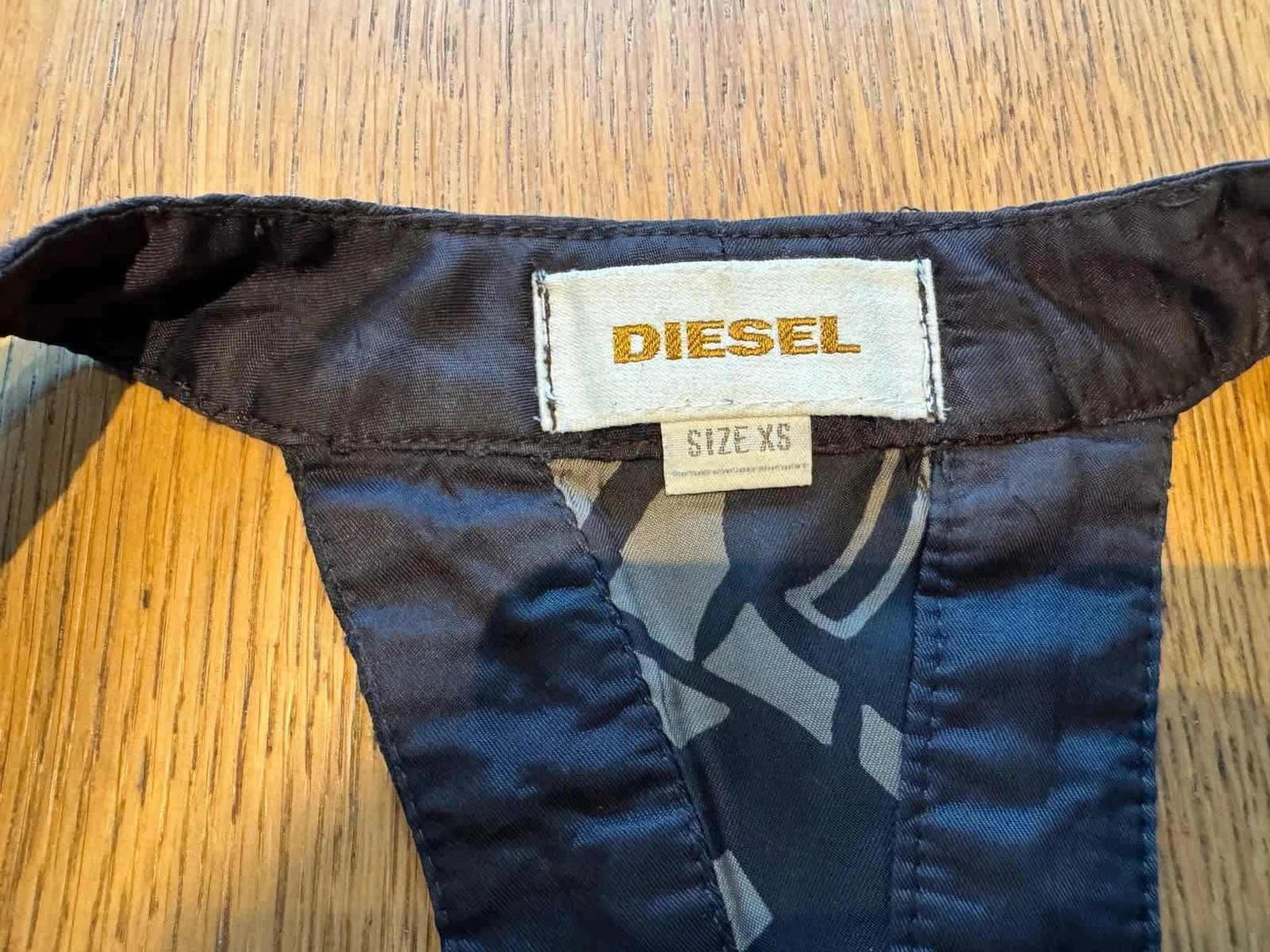 Robe taille XS imprimée de Diesel, avec motif graphique gris et noir sur fond bleu marine.