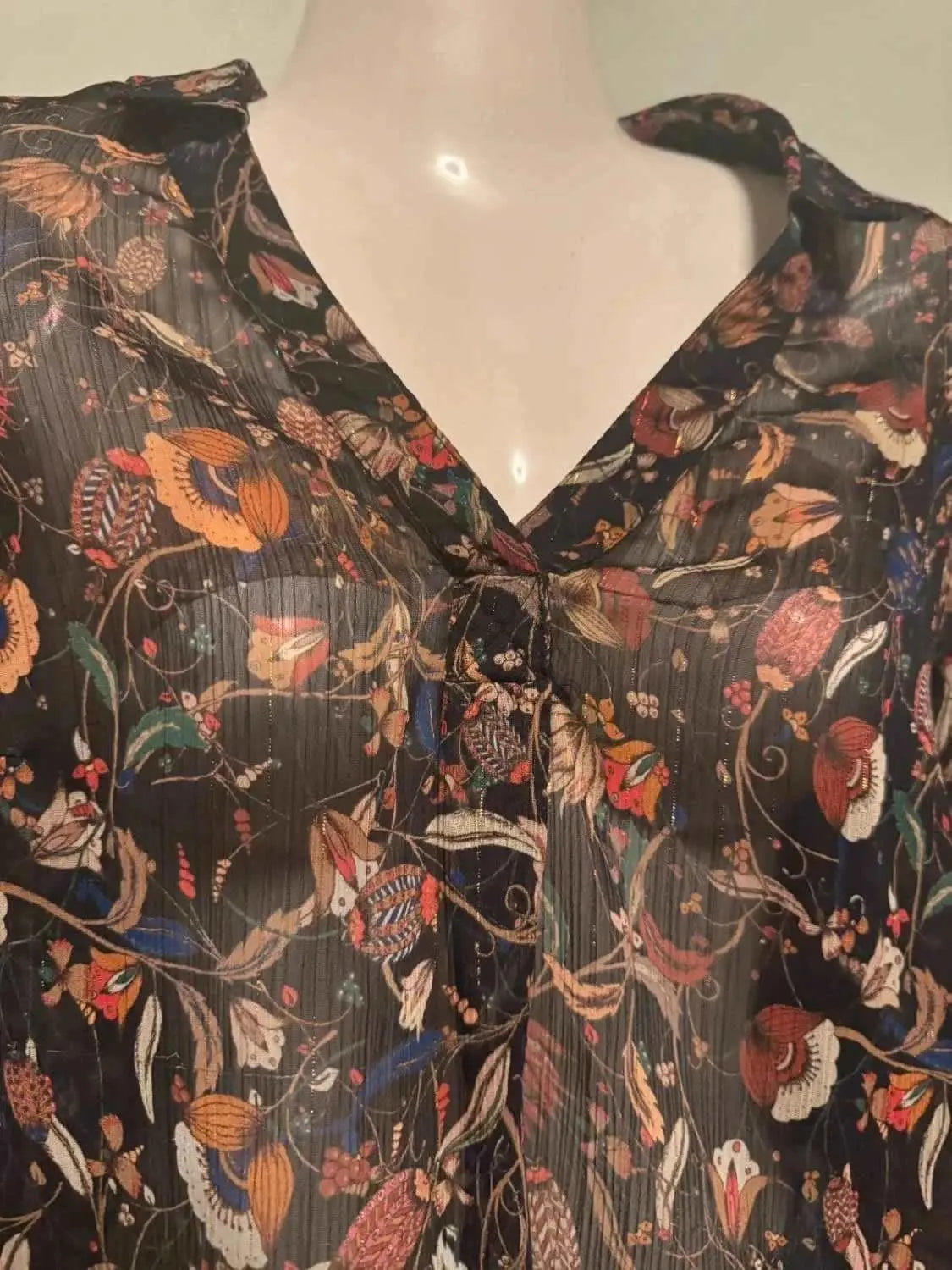 Chemise transparente à imprimé floral by ikks, motif coloré avec encolure en V, sur un mannequin.