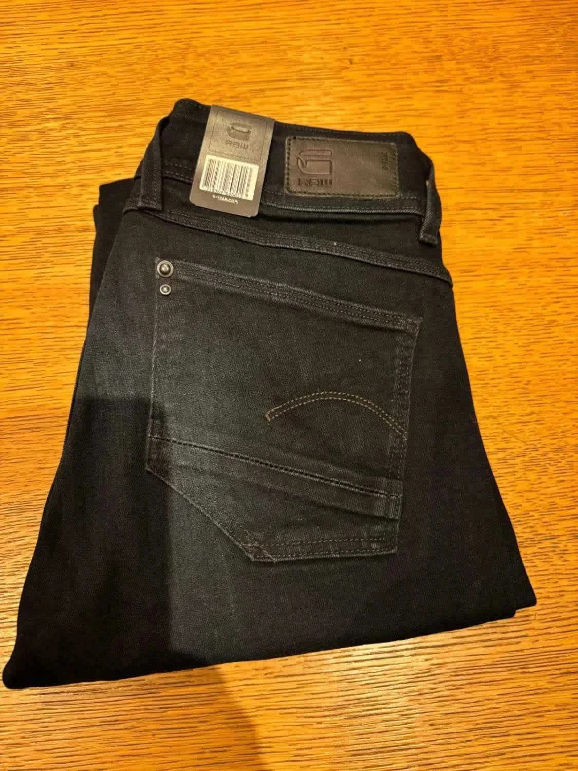 Jean noir près du corps de G-Star RAW, avec une étiquette et un patch logo en cuir à la taille.